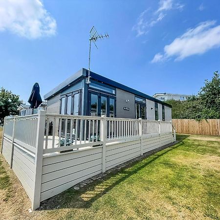 Beautiful Caravan With Decking At Oaklands Holidaypark Ref 39006Bg Clacton-on-Sea Exteriör bild