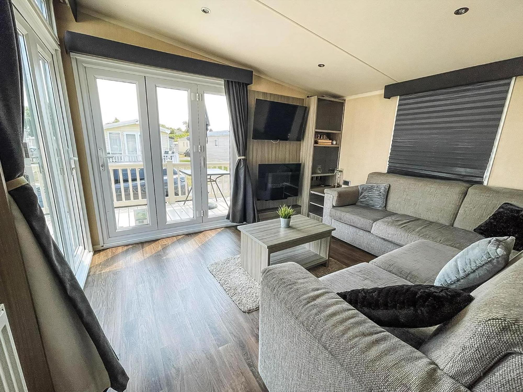 Beautiful Caravan With Decking At Oaklands Holidaypark Ref 39006Bg Clacton-on-Sea Exteriör bild